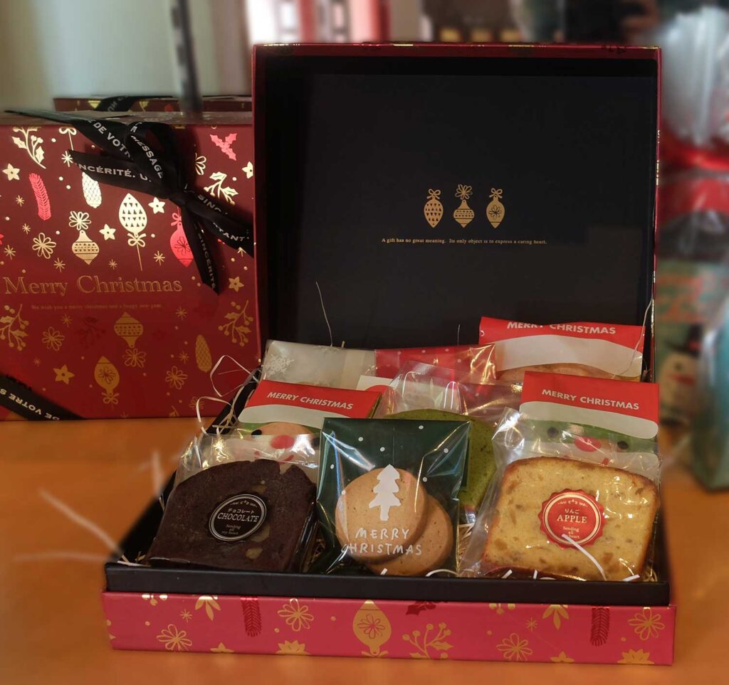 ラ・ポンムのクリスマスのパッケージに入った焼き菓子