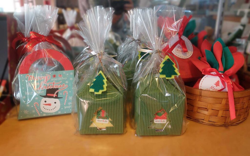 ラ・ポンムのクリスマスのパッケージに入った焼き菓子