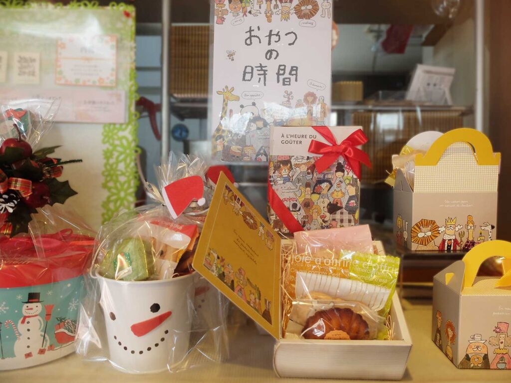 ラ・ポンムのクリスマスのパッケージに入った焼き菓子